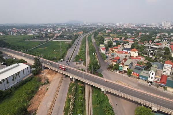 Dự án đường song song đường sắt đoạn qua tỉnh Vĩnh Phúc cũ sắp hoàn thành. Ảnh: Khánh Linh