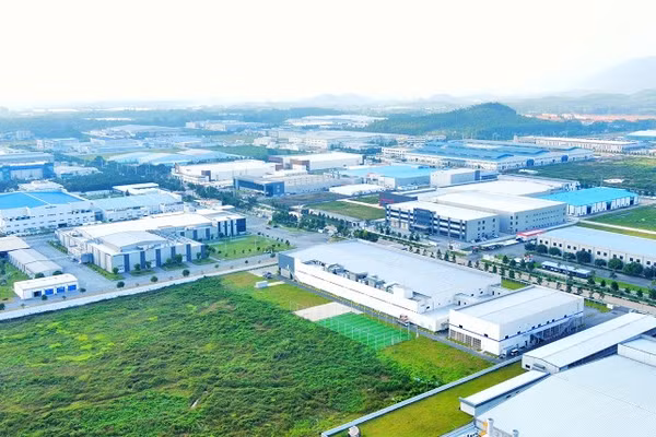 Khu công nghiệp Bá Thiện II, xã Bình Xuyên được bao phủ bởi hệ thống cây xanh nhằm tạo không gian trong lành, mát mẻ.
