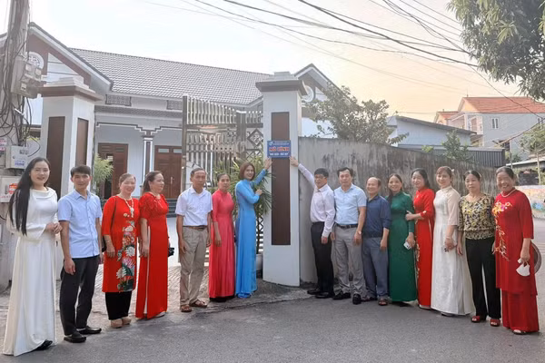 Ông Ngô Hữu Mai cùng lãnh đạo UBND và Hội LHPN xã gắn biển “Nhà sạch - Ngõ đẹp” tại các gia đình hội viên tiêu biểu tham gia mô hình.