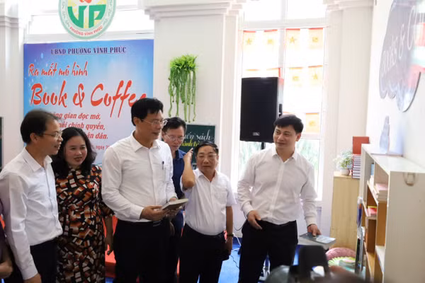 Các đại biểu tham quan không gian đọc sách “Book & Coffee”.