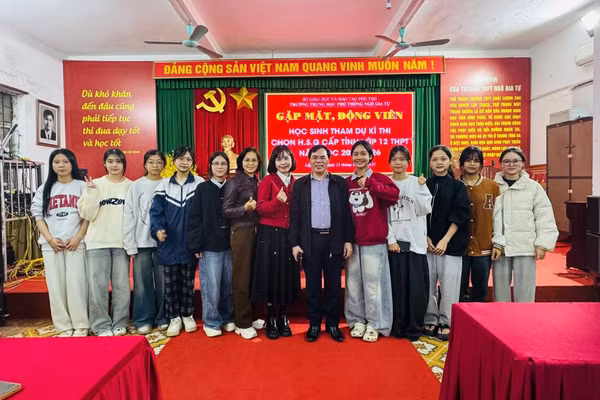 Thầy Triệu Văn Hải – Hiệu trưởng Trường THPT Ngô Gia Tự động viên học sinh trước kỳ thi.