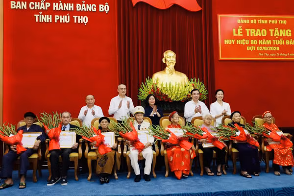Chủ tịch Ủy ban Trung ương Mặt trận Tổ quốc Việt Nam Bùi Thị Minh Hoài cùng lãnh đạo tỉnh Phú Thọ chúc mừng các Đảng viên lão thành. Ảnh: Đ.V