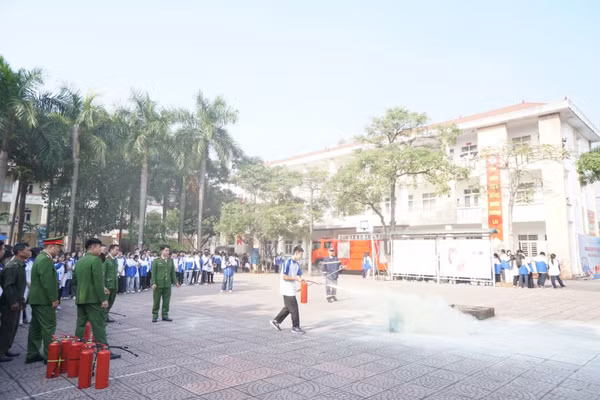 Cán bộ, giáo viên, học sinh Trường THPT Kỹ thuật Việt Trì trải nghiệm kỹ năng PCCC và CNCH.