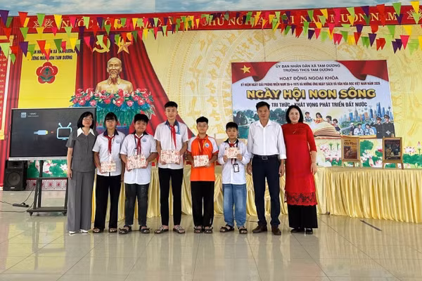 Lãnh đạo Trường THCS Tam Dương khen thưởng học sinh trong chương trình ngoại khóa.
