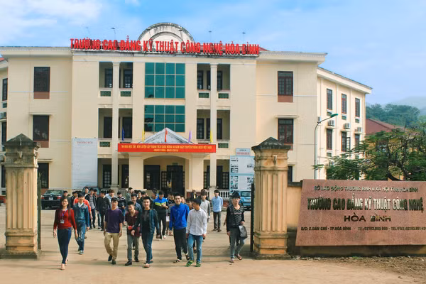 Trường CĐ Kỹ thuật - Công nghệ Hòa Bình.
