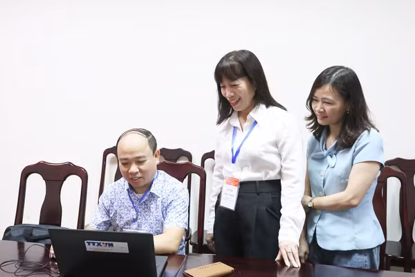 Lãnh đạo Sở VH TT&DL Phú Thọ trao đổi với phóng viên tác nghiệp tại Trung tâm Báo chí.