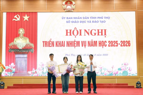 Ông Nguyễn Khắc Hiếu - Phó Chủ tịch UBND tỉnh Phú Thọ trao Bằng khen của Chủ tịch UBND tỉnh cho 3 học sinh có thành tích xuất sắc tại kỳ thi tốt nghiệp THPT 2025.