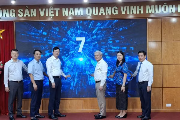 Lãnh đạo Sở GD&ĐT Hà Nội cùng các đại biểu thực hiện nghi thức ra mắt mô hình.