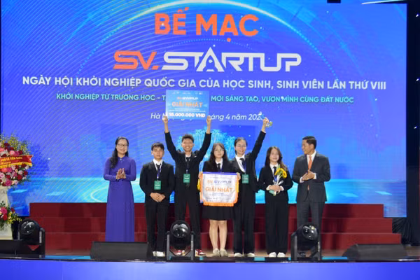 Dự án “Firesense AI” của nhóm học sinh đến từ Trường THPT Chuyên Vĩnh Phúc và THCS Vĩnh Yên (tỉnh Phú Thọ) đoạt giải Nhất khối học sinh phổ thông.