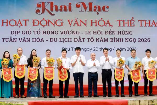 Đại biểu tỉnh Phú Thọ trao cờ lưu niệm cho các cụm xã, phường tham gia hoạt động văn nghệ, hội trại văn hóa.
