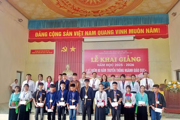 Hình ảnh tại lễ khai giảng năm học mới của Trường Phổ thông DTNT THCS&THPT Yên Lập (Phú Thọ).