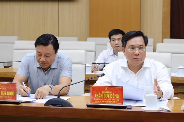 Chủ tịch UBND tỉnh Phú Thọ Trần Duy Đông (bìa phải) phát biểu chỉ đạo tại buổi làm việc.
