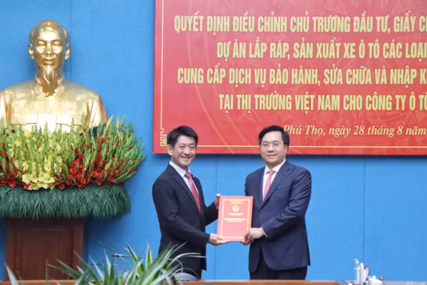 Chủ tịch UBND tỉnh Phú Thọ Trần Duy Đông (bìa phải) trao Quyết định và Giấy chứng nhận đăng ký đầu tư điều chỉnh dự án của Công ty Ô tô Toyota Việt Nam.