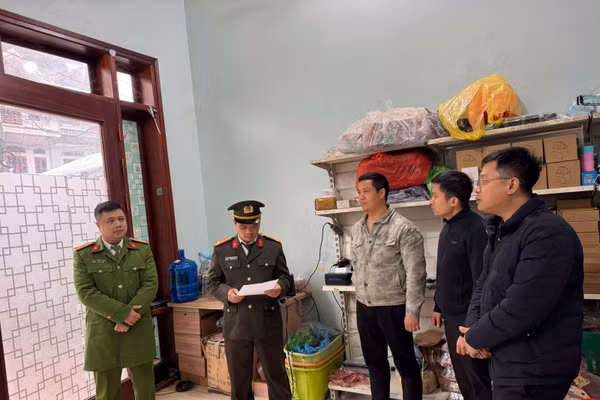 Cơ quan điều tra thi hành lệnh khám xét tại kho hàng của Yang Yifeng. Ảnh: Công an tỉnh Phú Thọ