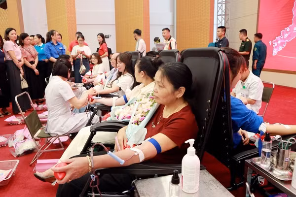 Tình nguyện viên tham gia hiến máu. Ảnh: Ngọc Kiên.
