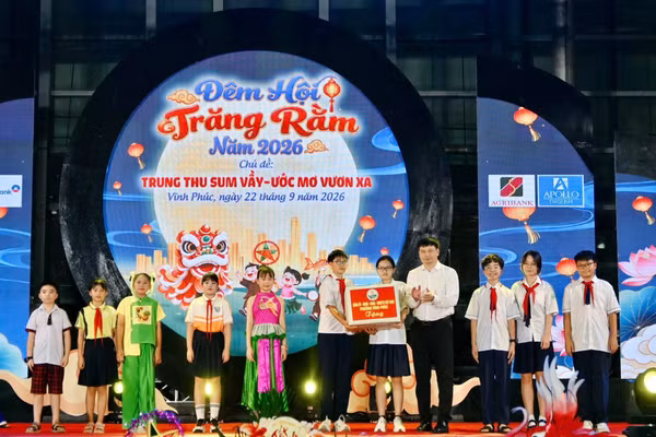 Ông Nguyễn Trung Hải, Bí thư Đảng ủy phường Vĩnh Phúc trao quà cho thiếu nhi.