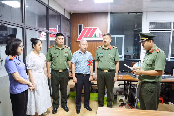 Cơ quan chức năng khám xét nơi làm việc của Nguyễn Văn Hiếu. Ảnh: CA Phú Thọ