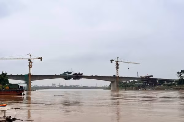 Cầu Phong Châu tại Phú Thọ chính thức hợp long.