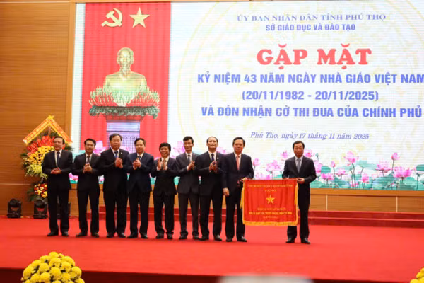 Ông Bùi Văn Quang - Phó Bí thư Thường trực Tỉnh ủy Phú Thọ (bìa phải) trao Cờ Thi đua của Chính phủ tới lãnh đạo Sở GD&ĐT Phú Thọ.