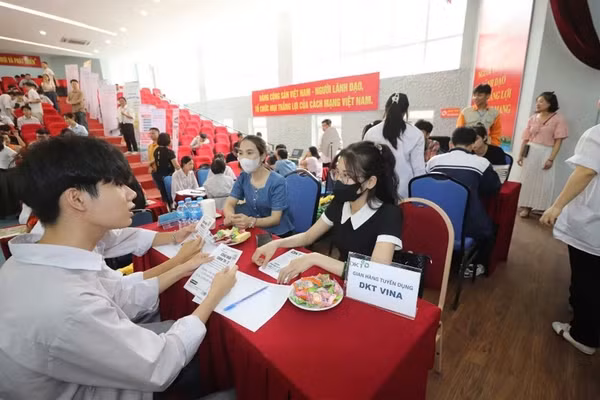 Sinh viên Trường Cao đẳng nghề Việt – Xô số 1 tham gia ngày hội việc làm.