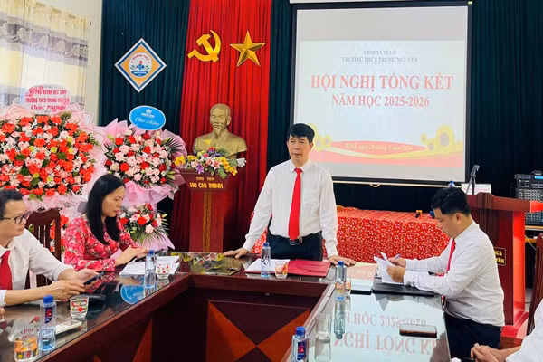 Ông Hán Lượng (đứng phát biểu) là 1 trong 22 cá nhân được đề nghị xét tặng danh hiệu “Nhà giáo ưu tú".