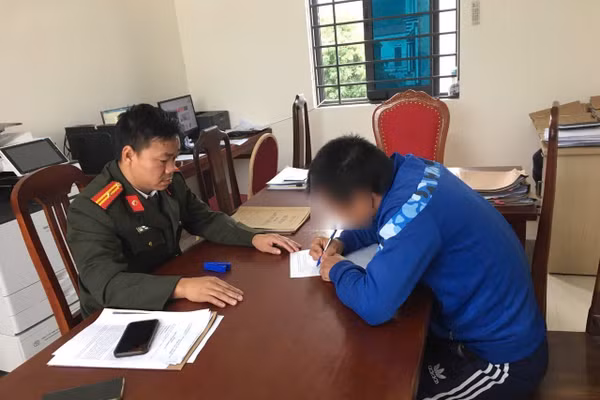 Công an xã Hợp Lý làm việc với anh T. Ảnh: Công an tỉnh Phú Thọ