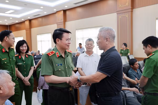Thiếu tướng Nguyễn Minh Tuấn, Giám đốc Công an tỉnh Phú Thọ thăm hỏi thân nhân gia đình liệt sĩ. Ảnh: CA Phú Thọ