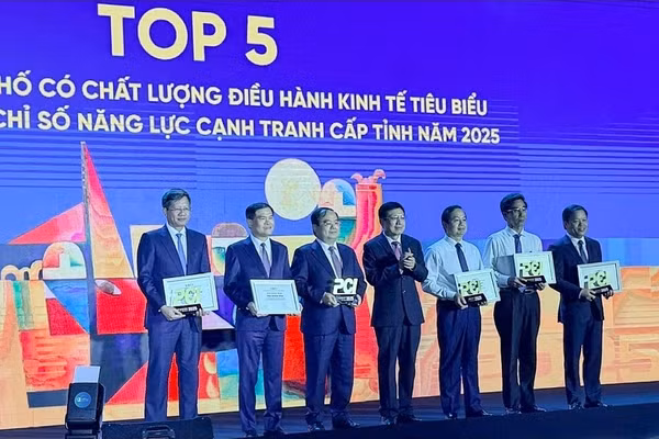 Lãnh đạo tỉnh Phú Thọ nhận Kỷ niệm chương và Giấy chứng nhận giải thưởng.