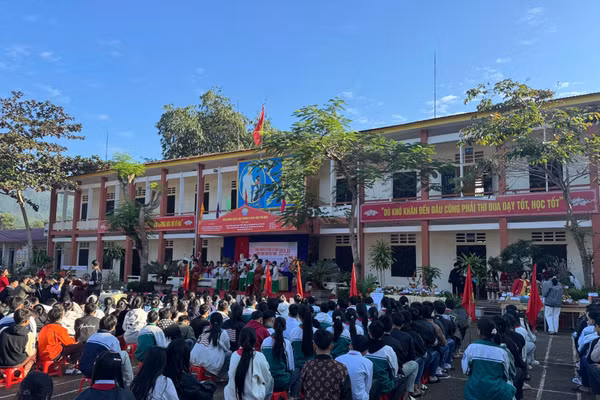 Học sinh Trường PTDTBT THCS Thu Ngạc được học tập trong ngôi trường khang trang.