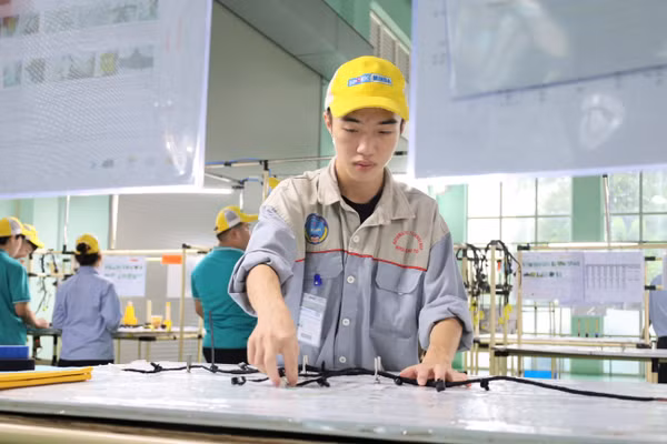 Sinh viên Trường CĐ Cơ khí nông nghiệp tại xưởng thực hành.
