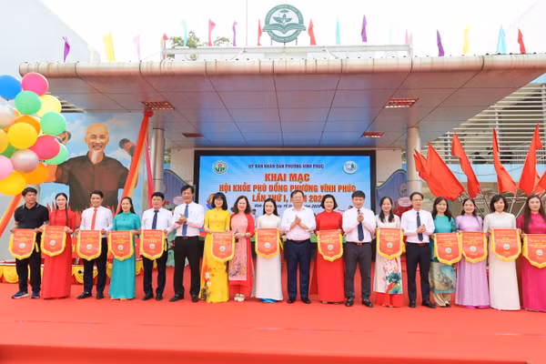 Lãnh đạo Sở GD&ĐT Phú Thọ và lãnh đạo phường Vĩnh Phúc trao cờ lưu niệm cho các đơn vị tham gia Hội khỏe Phù Đổng.