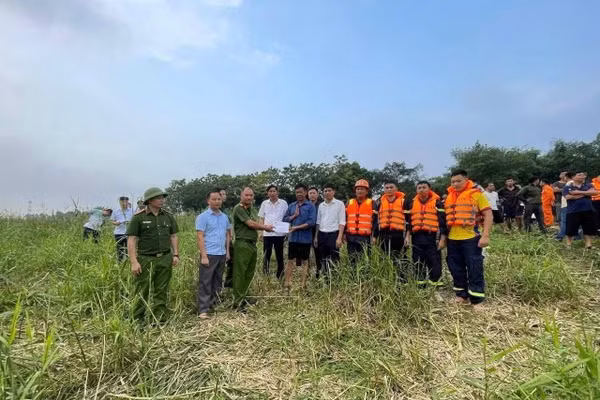 Ông Trương Hữu Khoa được trao thưởng nhằm động viên tinh thần cứu người. (Ảnh: CAPT)