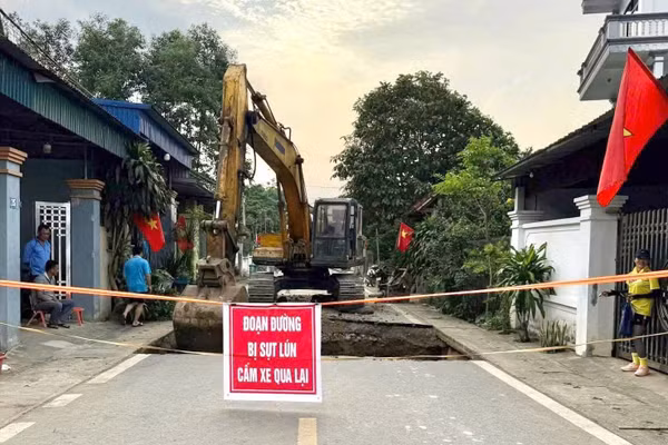 Hố sụt xuất hiện trên tuyến đường tại xã Yên Thủy. Ảnh: CAPT