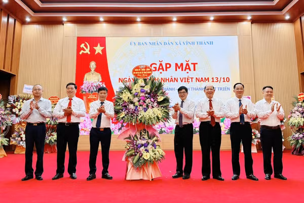 Lãnh đạo Đảng ủy, UBND xã Vĩnh Thành tặng hoa chúc mừng đội ngũ doanh nhân trên địa bàn.