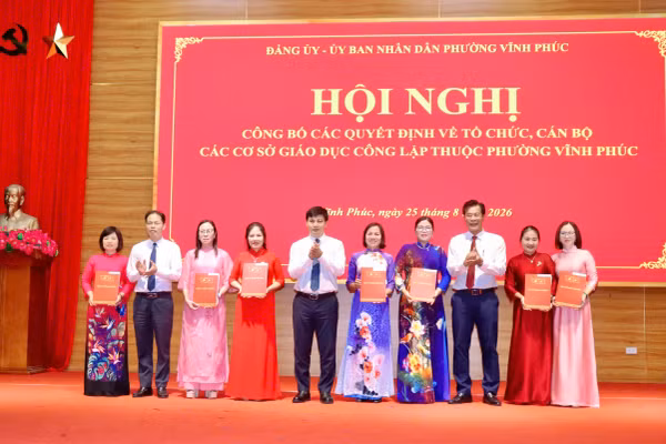 Lãnh đạo phường Vĩnh Phúc trao quyết định cho các Hiệu trưởng sau khi sắp xếp cơ sở giáo dục.