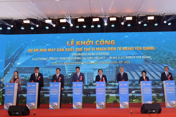 Đại biểu thực hiện nghi thức khởi công dự án.