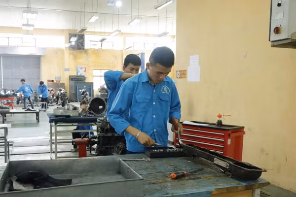 Sinh viên Trường CĐ Kỹ thuật - Công nghệ Vĩnh Phúc trong giờ thực hành.