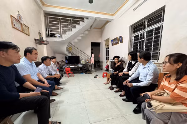 Lãnh đạo Trung tâm Y tế khu vực Yên Lạc cùng Bệnh viện tâm thần Vĩnh Phúc và chính quyền địa phương gặp gỡ, trao đổi thông tin với mẹ chị Khanh - người xuất hiện trong clip. 