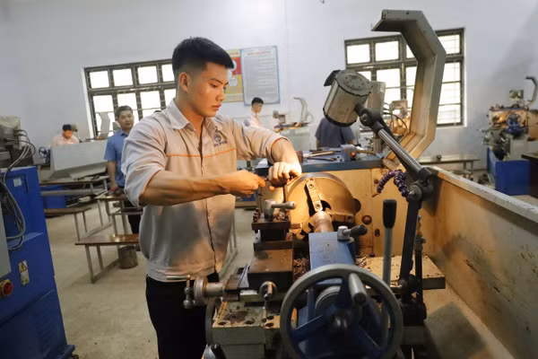 Cơ hội nghề nghiệp ổn định và phát triển bền vững là mục tiêu của sinh viên.