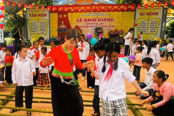 Học sinh Trường TH&THCS Ba Khan rộn ràng với điệu múa sạp.
