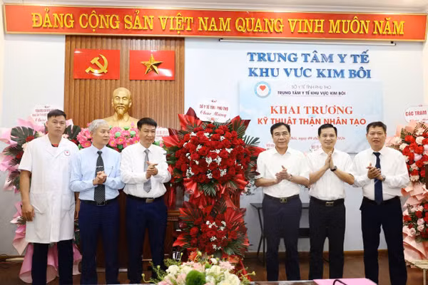 Ông Lê Hồng Trung, Giám đốc Sở Y tế Phú Thọ tặng hoa chúc mừng TTYT khu vực Kim Bôi.