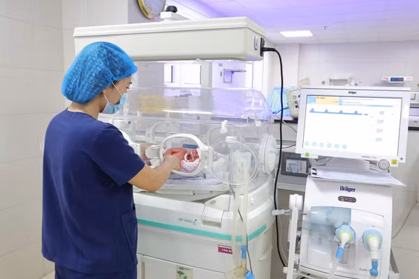 Các y, bác sỹ chăm sóc và theo dõi sức khỏe cho mẹ con sản phụ N.A. Ảnh: Bệnh viện Sản nhi Phú Thọ