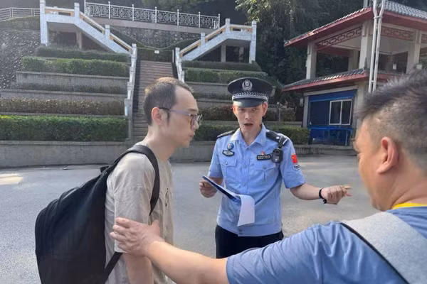 Hình ảnh bàn giao công dân cho Công an Trung Quốc. Ảnh: CA Phú Thọ