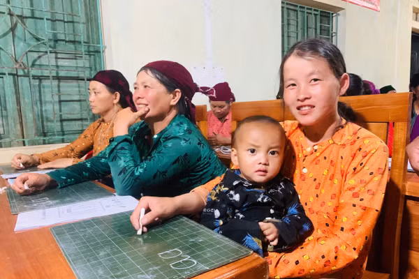 Lớp học xóa mù chữ ở xã biên giới Nghĩa Thuận, tỉnh Tuyên Quang.