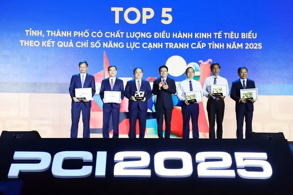 Phó Chủ tịch UBND tỉnh Phú Thọ Phan Trọng Tấn (ngoài cùng bìa phải) nhận Kỷ niệm chương và Giấy chứng nhận giải thưởng.