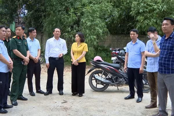 Phó Chủ tịch UBND tỉnh Phú Thọ Phùng Thị Kim Nga và đại diện các sở ngành tại hiện trường vụ việc để chỉ đạo công tác tìm kiếm cứu nạn và công tác khắc phục hậu quả.