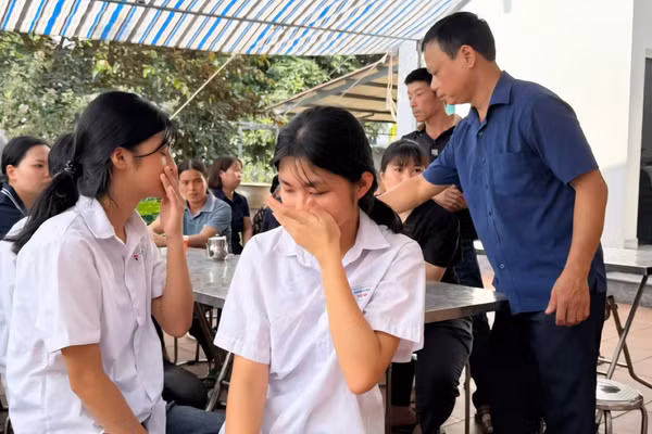 Bạn bè của nạn nhân đau buồn khi phải mãi mãi chia xa bạn học.