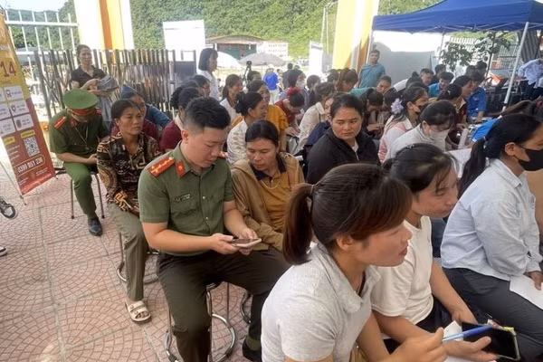 Công an xã Vân Sơn (Phú Thọ) hướng dẫn người dân sử dụng các tiện ích số tại Phiên giao dịch việc làm lưu động năm 2026. Ảnh: CA xã Vân Sơn