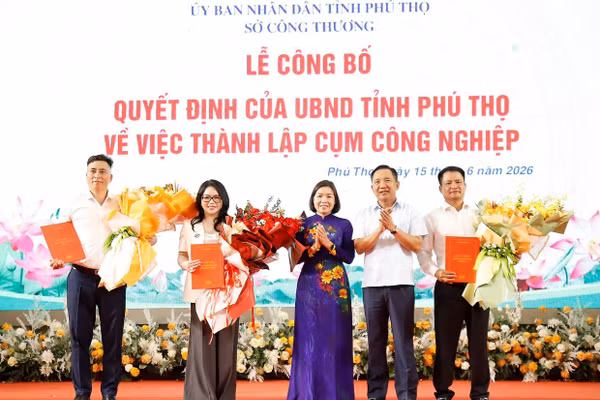 Phó Chủ tịch UBND tỉnh Phú Thọ Phùng Thị Kim Nga và Giám đốc Sở Công Thương trao quyết định và tặng hoa chúc mừng chủ đầu tư các CCN. Ảnh: Huyền Trang.