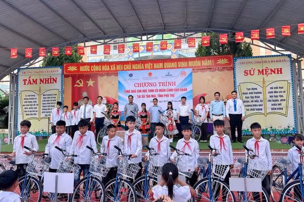 40 chiếc xe đạp cùng vở và nhiều phần quà thiết thực tới các em học sinh tại xã Tân Mai, Phú Thọ.